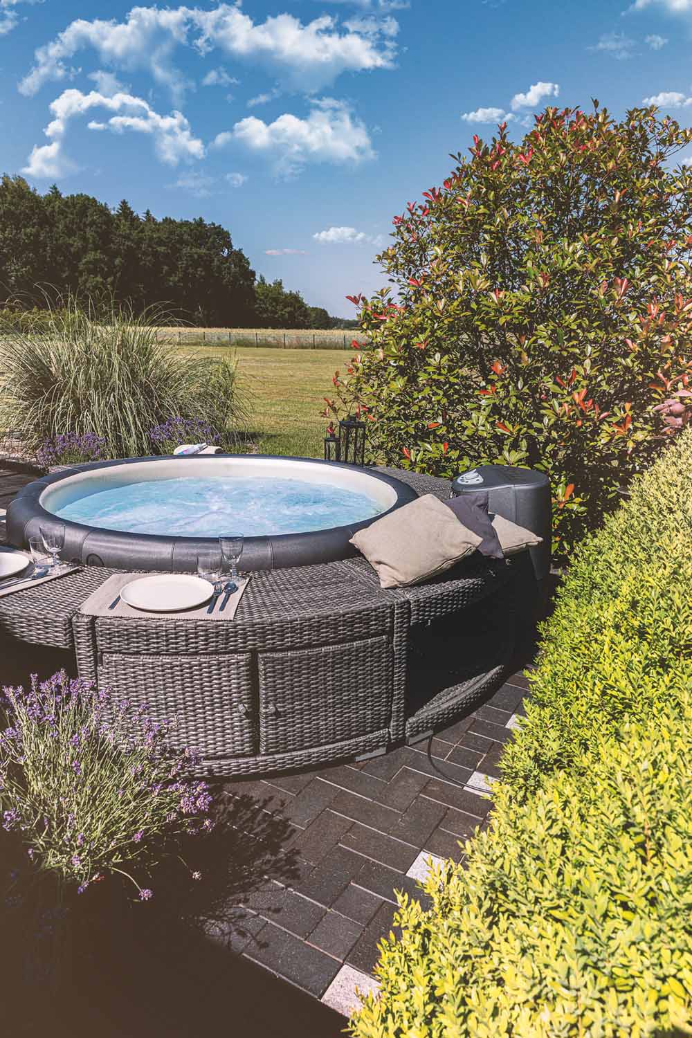 L23A7172-softub-whirlpool-graphite-surrounding-polyrattan-graphite-summer-2020