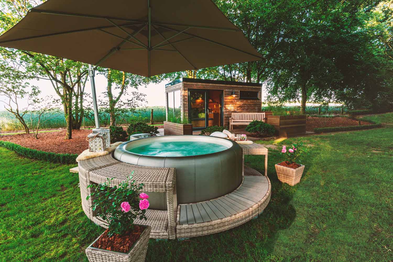 L23A7564-softub-whirlpool-taupe-surrounding-polyrattan-sand-waermegrad-sauna-l-summer-2020