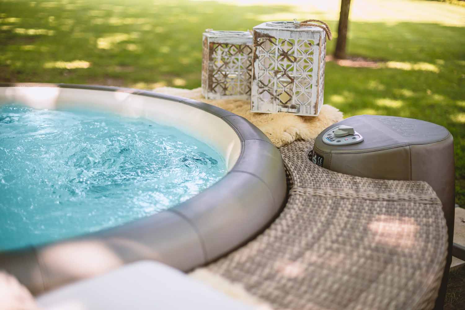 L23A7857-softub-whirlpool-taupe-surrounding-polyrattan-sand-waermegrad-sauna-l-summer-2020